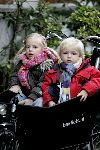 Amsterdam 27 november 2004
Prins Maurits Prinses Marilene met Anna en Lucas op bakfiets.