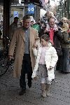 Amsterdam 27 november 2004
Sinterklaas op de cornelis schuytstraat.
Bram Moszkowicz met dochter