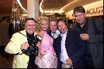18-6-2001  Scheveningen, premiere film Pearl Harbor.

Connie van Breukhoven met v.l.n.r. Joop van Tellingen, Edwin Smulders, Leo Vogelzang en Ab Blaauw