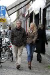 Amsterdam 27 november 2004
Fons de Poel met nieuwe vriendin op PC Hooftstraat
