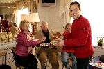 Fijnaart 25 november 2004
Frans Bauer deelt broodjes uit aan zijn fans