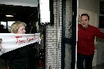 Fijnaart 25 november 2004
Frans Bauer  met fans aan de deur