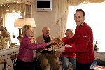 Fijnaart 25 november 2004
Frans Bauer  als gastheer deelte de broodjes uit