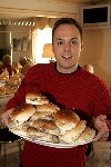 Fijnaart 25 november 2004
Frans Bauer  met broodjes voor de visite
