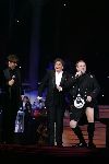Rotterdam 6 december 2004
Optreden Gerard Joling in Ahoy.
  Gordon met schotse kilt en Rene Froger