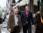 Amsterdam 27 november 2004
Harmen Roeland aan 1 oog blind op PC Hooftstraat met zijn broer Jan Roeland