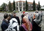 Bij islamitische school aan de Frankrijkstraat is maandagmorgen rond half vier een ontploffing geweest. Daardoor is de ingang van de school ernstig beschadigd. Ruiten van woningen in de omgeving zijn door de ontploffing gesneuveld.