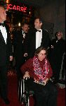 Amsterdam 15 november 2004
Opening theater Carre in Amsterdam.
Burgemeester Job Cohen met zijn vrouw in rolstoel en beveiliging