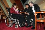 Amsterdam 15 november 2004
Opening theater Carre in Amsterdam.
Burgemeester Job Cohen met zijn vrouw in rolstoel