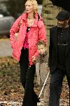 Amsterdam 10 november 2004
Crematie Donald Jones op Westgaarde.
Ex vrouw Jon Jones met zoontje.