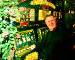 Amsterdam 10 november 2004
Joop v Tellingen achter gokkast