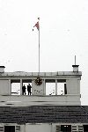 Soestdijk 5 december 2004
Prins Bernhard wordt vanaf  Paleis Soestdijk naar paleis Noordeinde gebracht.  
Vlag Koningin beatrix met zwarte wimpel