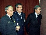 Eindhoven, 18 januari 1994
Prins Bernhard onderscheidt zijn kleinzoon Prins Willem alexander met het behalen van zijn vliegbrevet F-27 hier opde foto met zijn schoonzoon Prins Claus