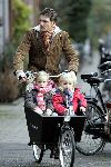 Amsterdam 27 november 2004
Prins Maurits met Anna en Lucas op bakfiets