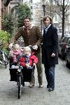 Amsterdam 27 november 2004
Prins Maurits Prinses Marilene met Anna en Lucas op bakfiets