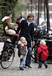Amsterdam 27 november 2004
Prins Maurits Prinses Marilene met Anna en Lucas op bakfiets. Marilene zwanger