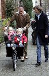 Amsterdam 27 november 2004
Prins Maurits Prinses Marilene met Anna en Lucas op bakfiets
