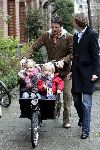 Amsterdam 27 november 2004
Prins Maurits Prinses Marilene met Anna en Lucas op bakfiets