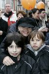 Amsterdam 27 november 2004
Sinterklaas op de cornelis schuytstraat.
Renee Soutendijk met pet en zoontje