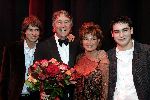 Amsterdam 26 november 2004
Premiere Andre v Duin in Carre
Ron Brandsteder met Yvonne Brandsteder en zoons