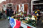 Amsterdam 5 november 2004
Bloemen bij huis Theo v Gogh .