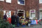 Amsterdam 5 november 2004
Bloemen bij huis Theo v Gogh .