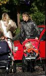 Amsterdam 26 oktober 2004
Wendy v Dijk met Sem in speeltuin in Amsterdamse Bos