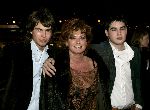 Amsterdam 26 november 2004
Premiere Andre v Duin in Carre
Yvonne Brandsteder met zoons