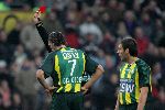 Eindhoven, 27 november 2005 Kompetitiewedstrijd Seizoen 2005/2006
PSV-ADO Den Haag, eindstand 3-0
Rood voor Daniel Rijaard van ADo Den Haag
Scheidsrechter toont een Rode kaart verslagenheid bij Geert den Ouden
© Foto Bart Bel
