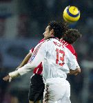 Eindhoven, 1 November 2005
Wedstrijd Champions League seizoen 2005/2006tussen PSV-AC Milaan, eindstand 1-0
Alessandro Nesta in kopduel met Phillip Cocu
Foto: © Peter Smulders