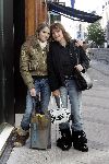 Amsterdam 5 november 2005
Anita Blokziel met haar dochter Donalda (12 jaar) op pc hooftstraat.