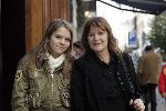 Amsterdam 5 november 2005
Anita Blokziel met haar dochter Donalda (12 jaar) op pc hooftstraat.