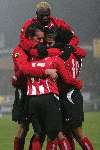 Waalwijk, 19 November 2005
Kompetitiewedstrijd seizoen 2005/2006
RKC-PSV eindstand 4-4
Kone duikt op zijn medespelers na de 4-4 gelijkmaker van Robert