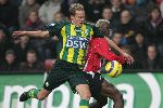 Eindhoven, 27 november 2005 Kompetitiewedstrijd Seizoen 2005/2006
PSV-ADO Den Haag, eindstand 3-0
Arouna Kone wordt zwaart gehinderd.door Jan Paul Saeijs