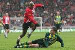 Eindhoven, 27 november 2005 Kompetitiewedstrijd Seizoen 2005/2006 
PSV-ADO Den Haag, eindstand 3-0 
Arouna Kone ontwijkt een tackle