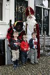Amstelveen 27 november 2005
Guido den Aantrekker als sinterklaas en Matthijs Albers als zwart piet op bezoek bij kinderen van Bn ers.
Kinderen Beau v Erven Dorens