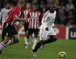 Eindhoven, 1 November 2005
Wedstrijd Champions League seizoen 2005/2006 tussen PSV-AC Milaan, eindstand 1-0
Clarence Seedorf in duel met Alex PSV
© Foto: Peter Smulders