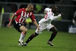 Eindhoven, 1 November 2005
Wedstrijd Champions League seizoen 2005/2006 tussen PSV-AC Milaan, eindstand 1-0
Clarence Seedorf in duel met Alex PSV
© Foto: Peter Smulders