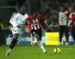 Eindhoven, 1 November 2005
Wedstrijd Champions League seizoen 2005/2006 tussen PSV-AC Milaan, eindstand 1-0
Clarence Seedorf in duel met DaMarcus Beasley
© Foto: Peter Smulders