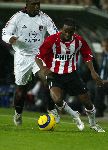 Eindhoven, 1 November 2005
Wedstrijd Champions League seizoen 2005/2006 tussen PSV-AC Milaan, eindstand 1-0
DaMarcus Beasley in duel met Clarence Seedorf
© Foto: Peter Smulders