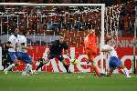 Amsterdam, 12 November 2005
Oefenwedstrijd Nederland-Italie eindstand 1-3
Dirk Kuyt schiet de bal hard op doel
© Foto Bart Bel