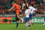 Amsterdam, 12 November 2005
Oefenwedstrijd Nederland-Italie eindstand 1-3
Dirk Kuyt gaat hard door op doelman Christian Abbiati
© Foto Bart Bel