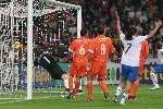 Amsterdam, 12 November 2005
Oefenwedstrijd Nederland-Italie eindstand 1-3
Edwin van der Sar is kansloos op de inzet van Alberto Gilardino 1-1
© Foto Bart Bel