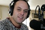 Fijnaart 5 november 2005
Frans Bauer opnames voor show van Edwin Evers van Radio 538 in huiskamer bij Frans thuis.  met koptelefoon