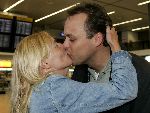 Schiphol 24 juli 2005
Frans Bauer vertrekt naar Zuid Afrika. Mariska brengt hem weg. kussendv