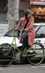 Amsterdam 23 november 2005
Frederique Huydts met petje op fiets