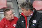 Eindhoven, 27 november 2005 Kompetitiewedstrijd Seizoen 2005/2006 
PSV-ADO Den Haag, eindstand 3-0 
Guus Hiddink zit naast een hele grote fan
© Foto Bart Bel