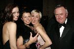 Amsterdam 28 november 2005
Beau Monde awards in het hilton.
Harry mens met ex vrouw Suze en dochters