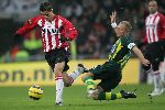 Eindhoven, 27 november 2005 Kompetitiewedstrijd Seizoen 2005/2006
PSV-ADO Den Haag, eindstand 3-0
Tommie v d Leegte haalt probeert Ibrahim Afelley af te stoppen
© Foto Bart Bel