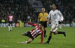 Eindhoven, 1 November 2005
Wedstrijd Champions League seizoen 2005/2006tussen PSV-AC Milaan, eindstand 1-0
Ismail Aissati in duel met Alessandro Nesta
© Foto: Peter Smulders